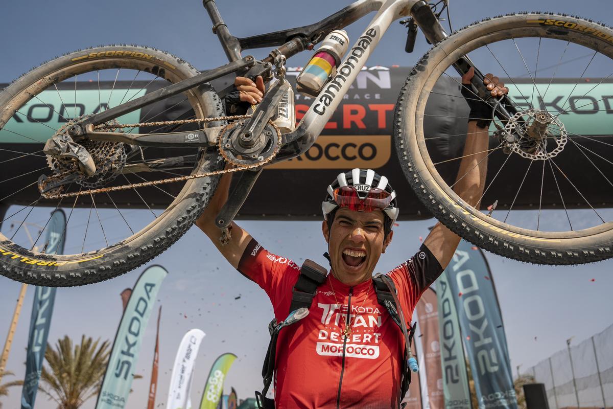 Roberto Bou, campeón de la Titan Desert 2023