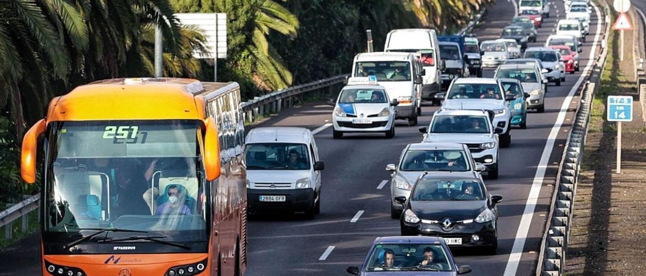 Atasco en la autopista del Norte (TF-5) en los carriles que se usan para acceder al área metropolitana.