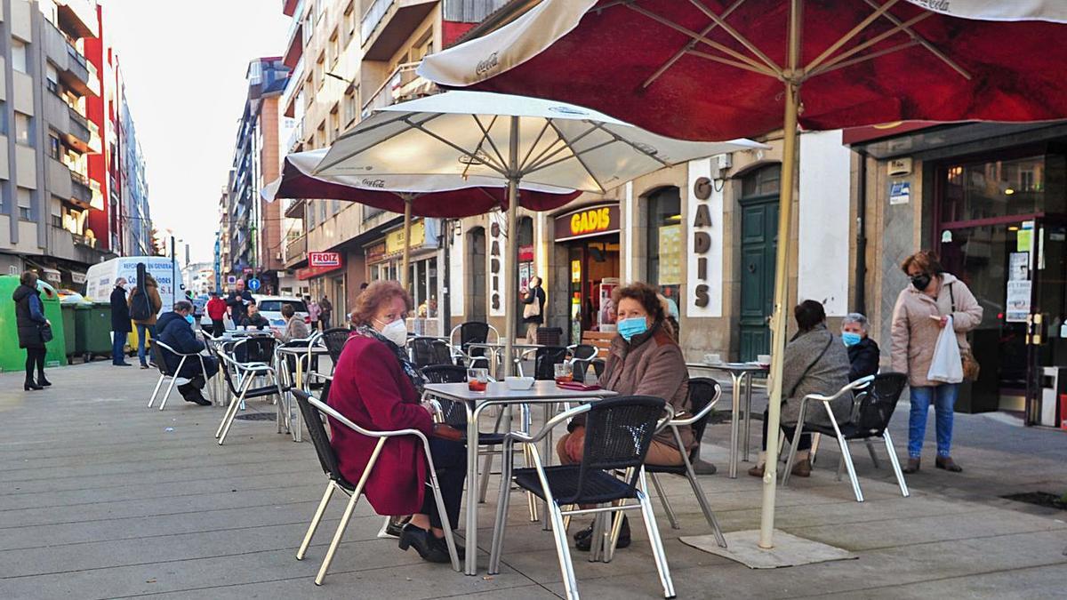 La hostelería de Vilagarcía, Vilanova, A Illa, Valga y Pontecesures solo puede trabajar en terraza. |   // I. ABELLA