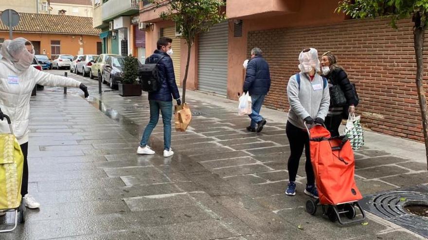 Nacen redes de apoyo vecinal para comprar alimentos a los mayores