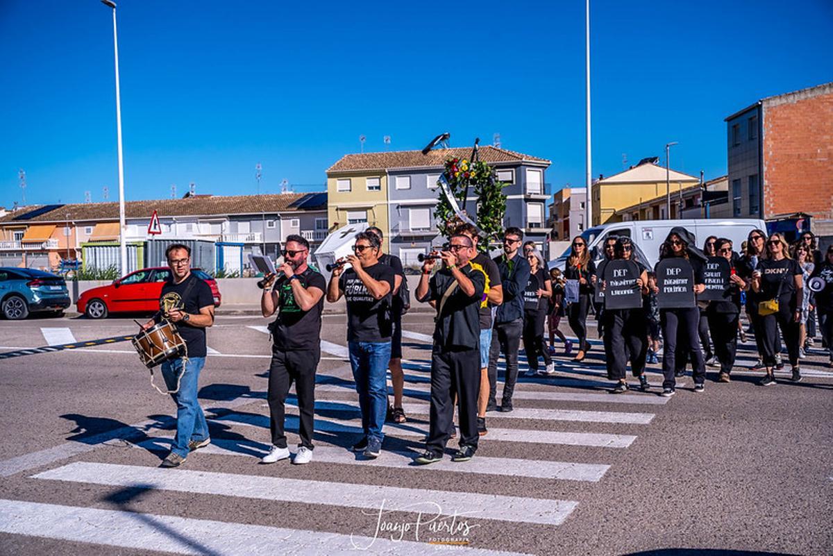 Así ha discurrido el 'entierro' por la educación pública protagonizado por docentes y familias en Castelló