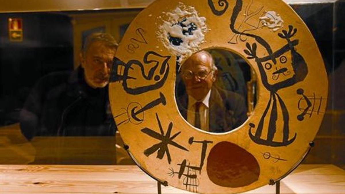 Frederic Amat (izquierda) y el hijo del artista, Joan Artigas, contemplan una obra hecha junto a Joan Miró.