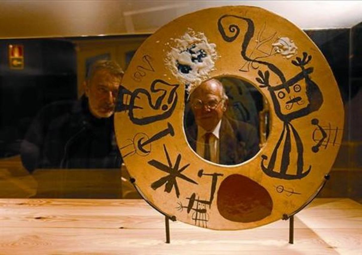 Frederic Amat (esquerra) i el fill de l’artista, Joan Artigas, contemplen una obra feta amb Joan Miró. Frederic Amat (esquerra) i el fill de l’artista, Joan Artigas, contemplen una obra feta amb Joan Miró.