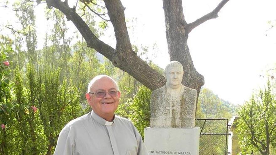 El párroco Francisco González, en los jardines del Seminario de Málaga.