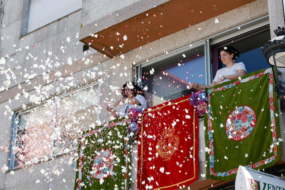 Ponteareas celebra la procesión del Corpus Christi con 35 alfombras florales Ponteareas celebra la procesión del Corpus Christi con 35 alfombras florales