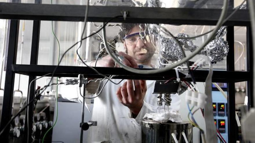 Un investigador de la Universidad de Alicante trabaja en uno de los laboratorios del campus de San Vicente.