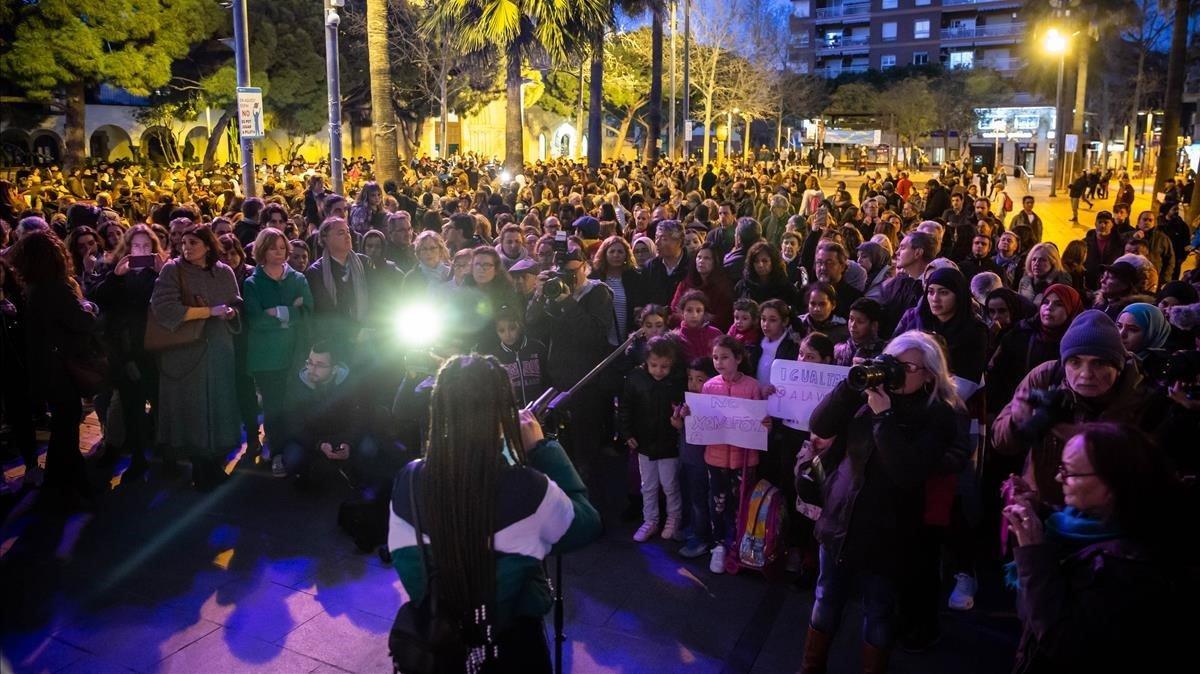  Lamia de la Asociacion Ex-Menas lee un comunicado durante la concentración de rechazo al ataque de El Gantxo