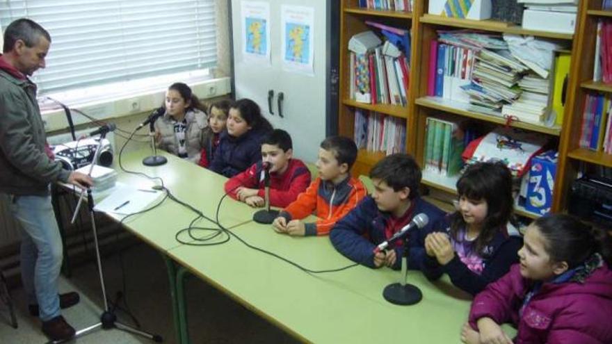 Alumnos del colegio A Torre en el aula de radio que posee el centro escolar de A Illa.