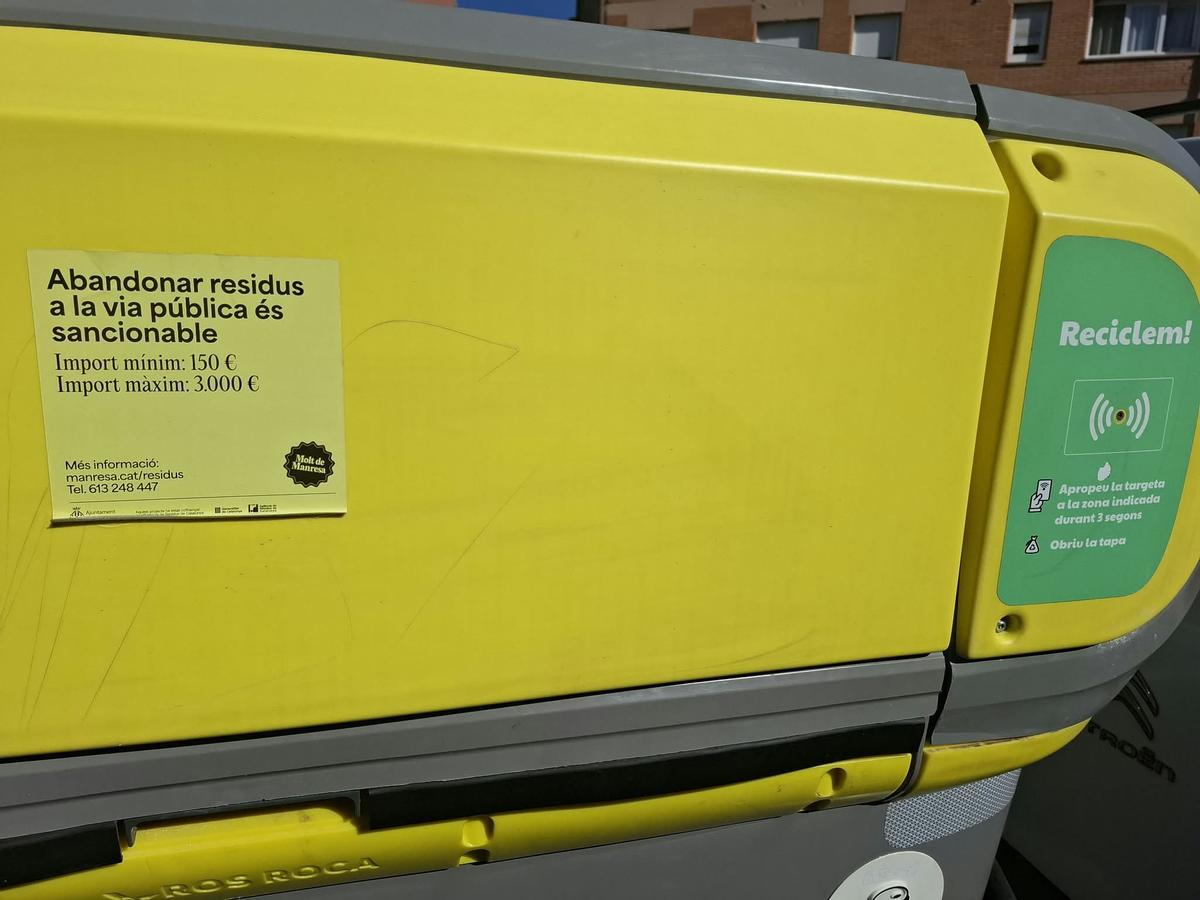 Un dels avisos en un contenidor de la Carretera de Santpedor