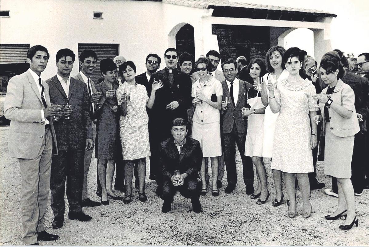 Inauguració del centre emissor Ràdio Popular de Figueres el 1967. Minobis forma part del primer equip.