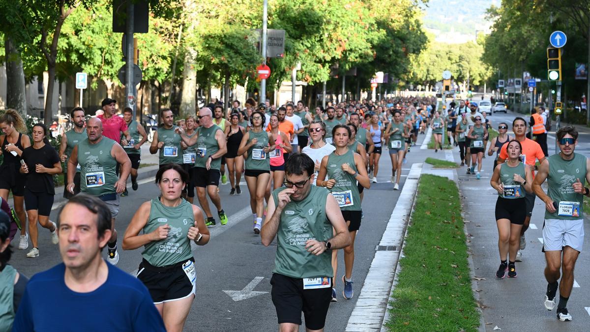 Los corredores a su paso por el paseo de Sant Joan.