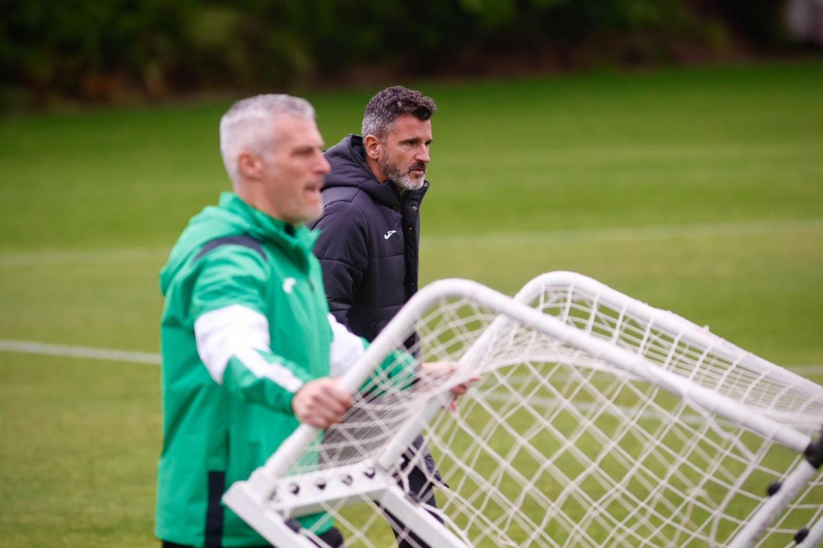 Iván Ania, en el fondo, junto a César Negredo en el final de una sesión del Córdoba CF.