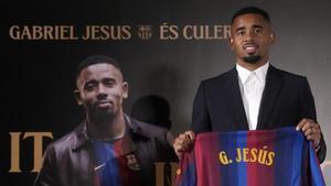 Gabriel Jesus exhibeix la samarreta amb la durada del seu contracte amb el Barça. | ENRIC FONTCUBERTA / EFE