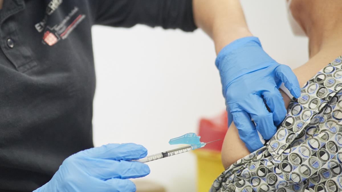 Una mujer recibe la vacuna de Janssen contra el covid-19.