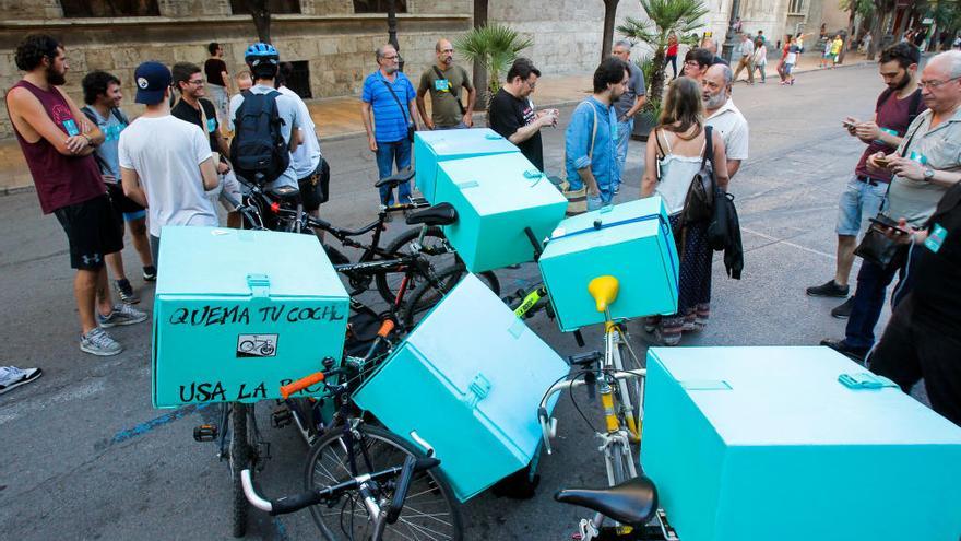 Huelga de repartidores, en el verano de 2017, en València.