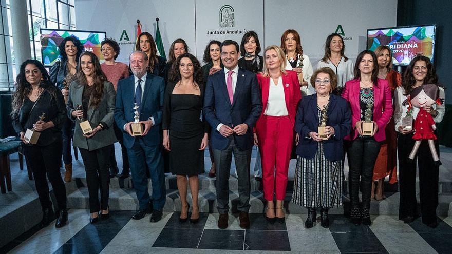 Foto de familia del presidente y la consejera con las galardonadas en los Premios Meridiana.