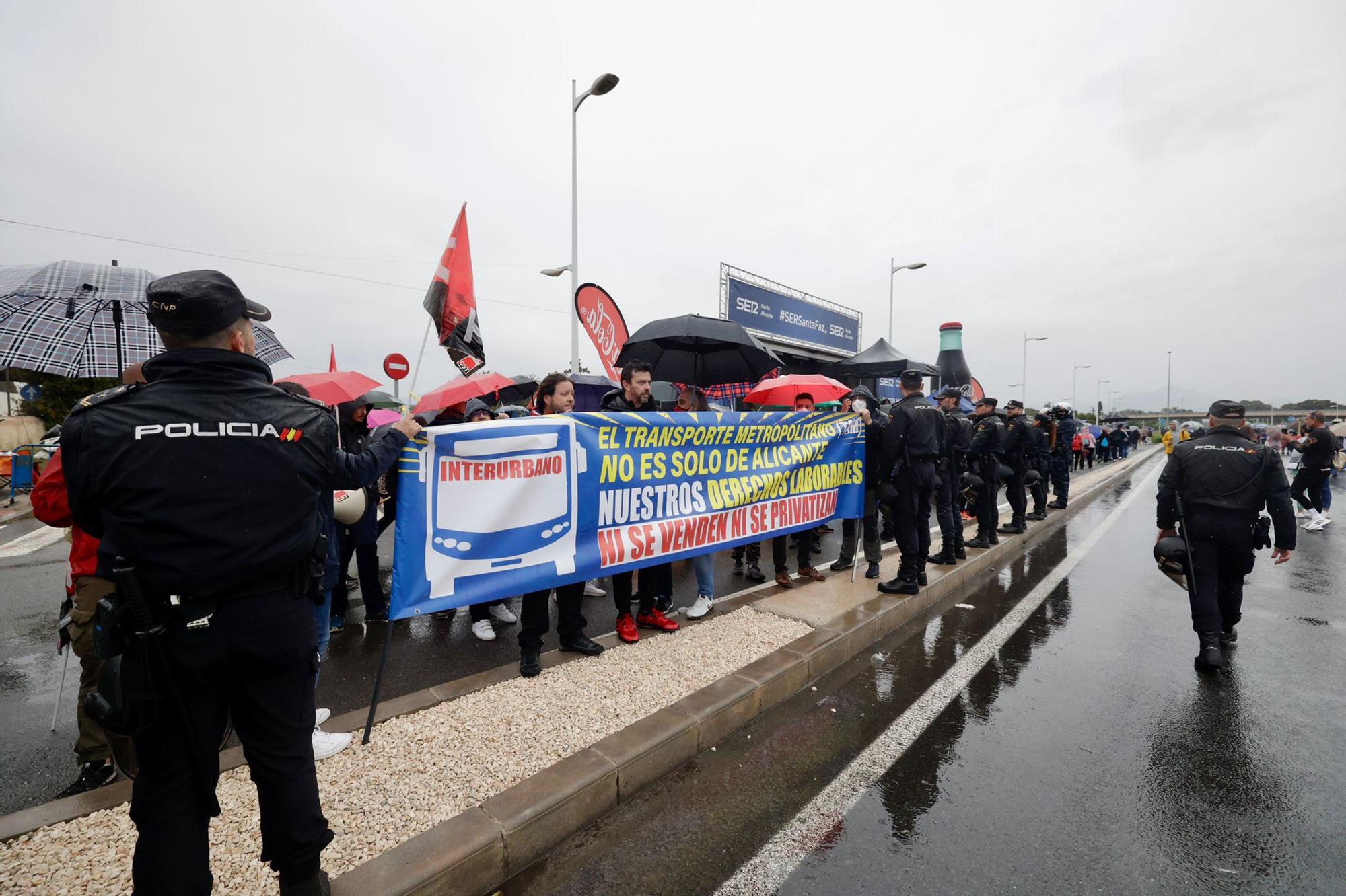 Miles de alicantinos acompañan a la Santa Faz en su peregrinación pese a la lluvia