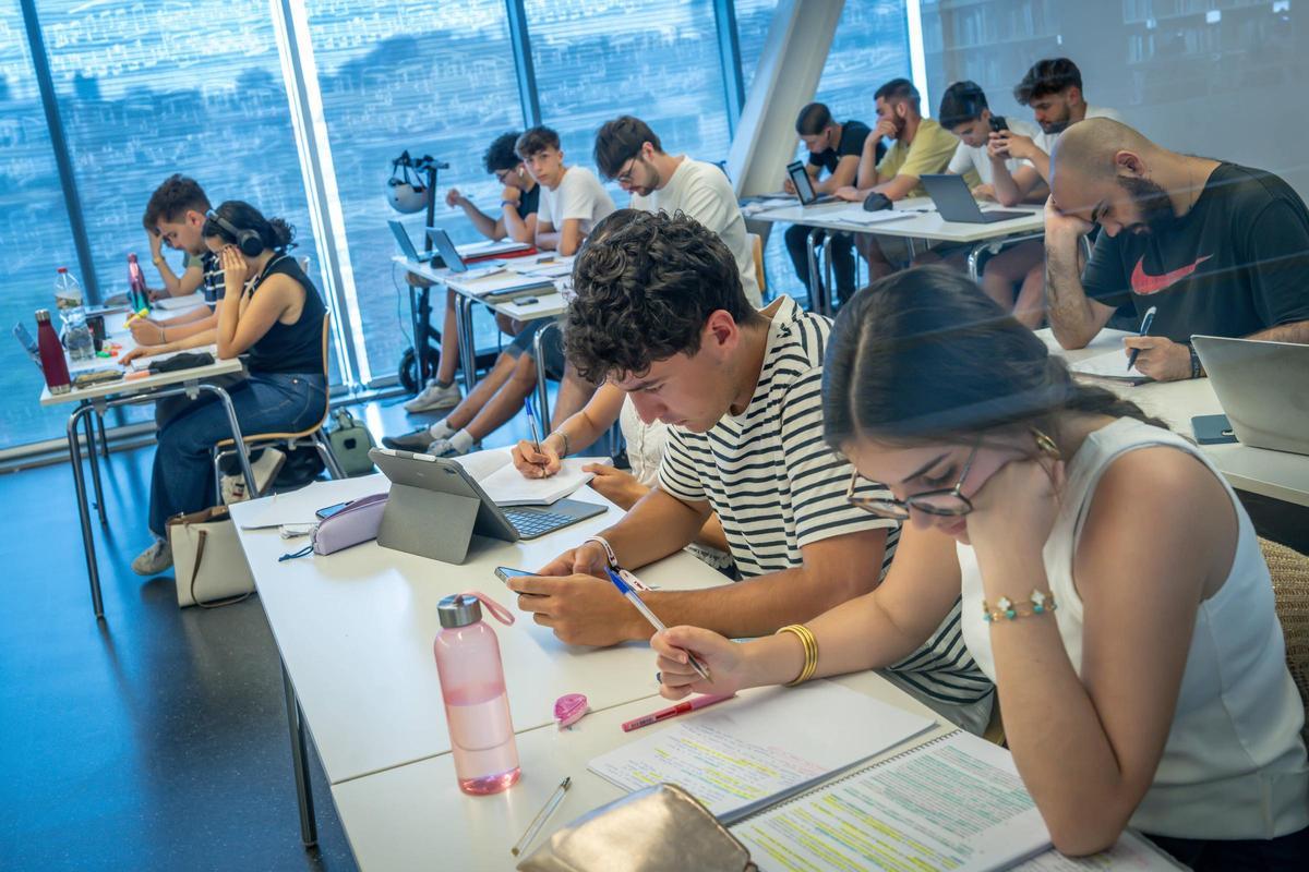 Alumando de segundo de Bachillerato preparándose para la selectividad en una biblioteca en Barcelona. Alumando de segundo de Bachillerato preparándose para la selectividad en una biblioteca en Barcelona.