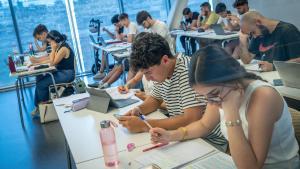 Alumando de segundo de Bachillerato preparándose para la selectividad en una biblioteca en Barcelona.