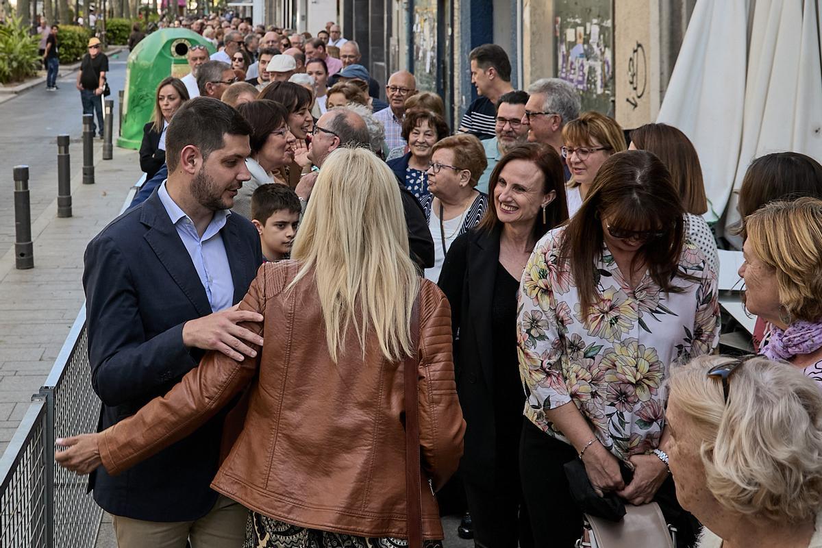 José Manuel Prieto saluda a las muchas personas que esperaban para entrar en el Teatre Serrano.