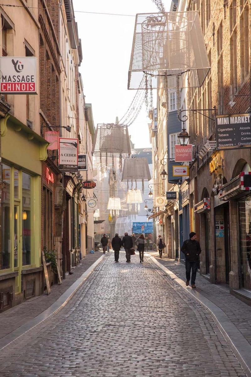 Calle de Bruselas que evoca la época del surrealismo y del &quot;art noveau&quot;