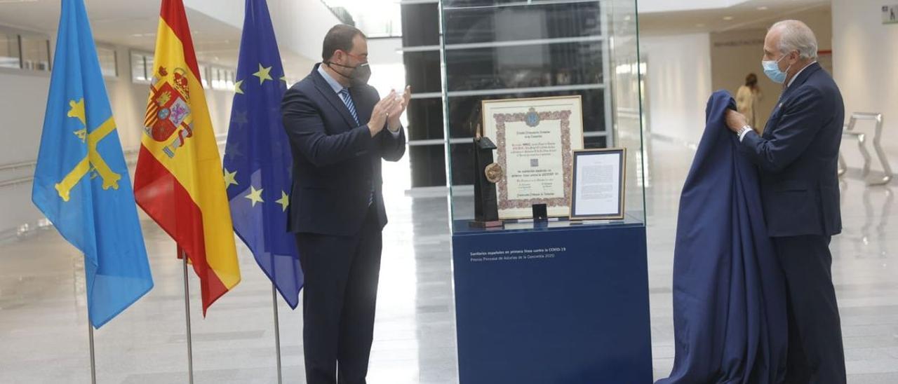 El HUCA, "el principal campo donde se libró la batalla del covid", ya luce el Premio Princesa de la Concordia