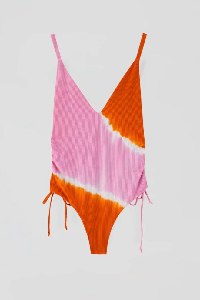 Bañador bicolor efecto 'tie-dye' de Pull &amp; Bear