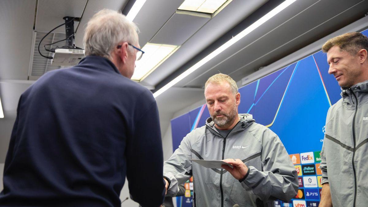 Franky Van der Elst entrega una carta a Hansi Flick