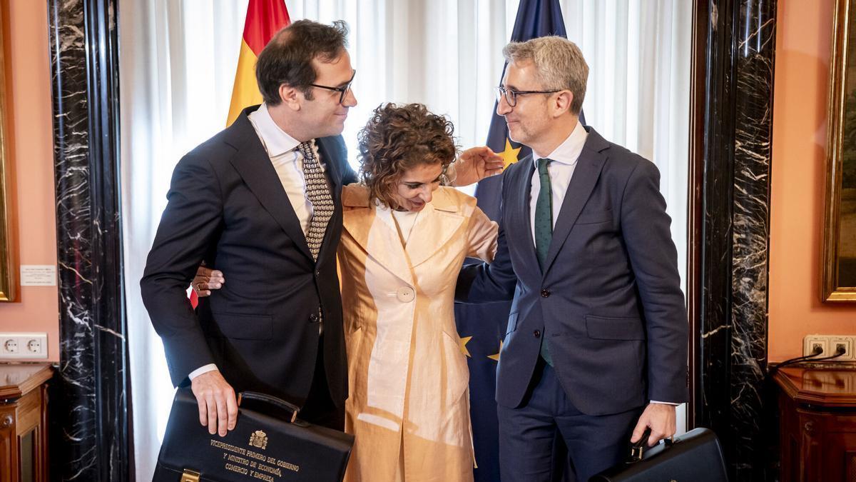 María Jesús Montero traspasa sus carteras a Carlos Cuerpo y Arcadi España