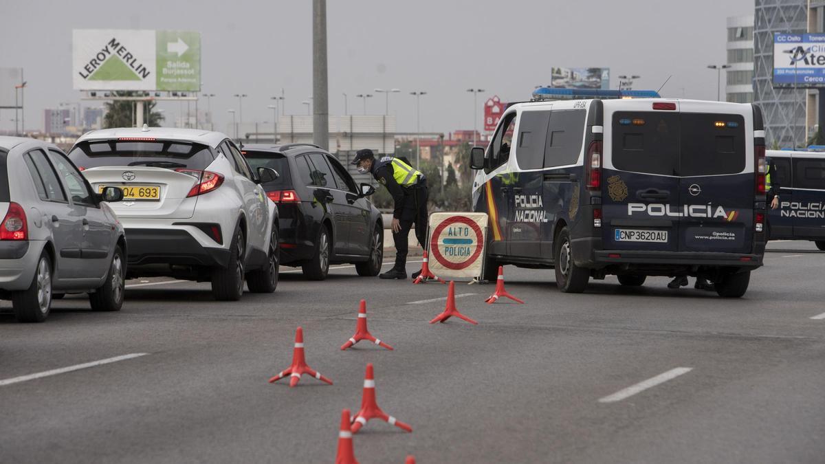 Comienzan los atascos en el segundo fin de semana de confinamiento en València