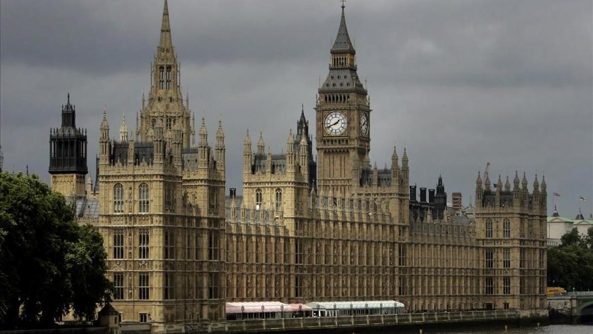 Parlamento británico en el río Támesis en Londres