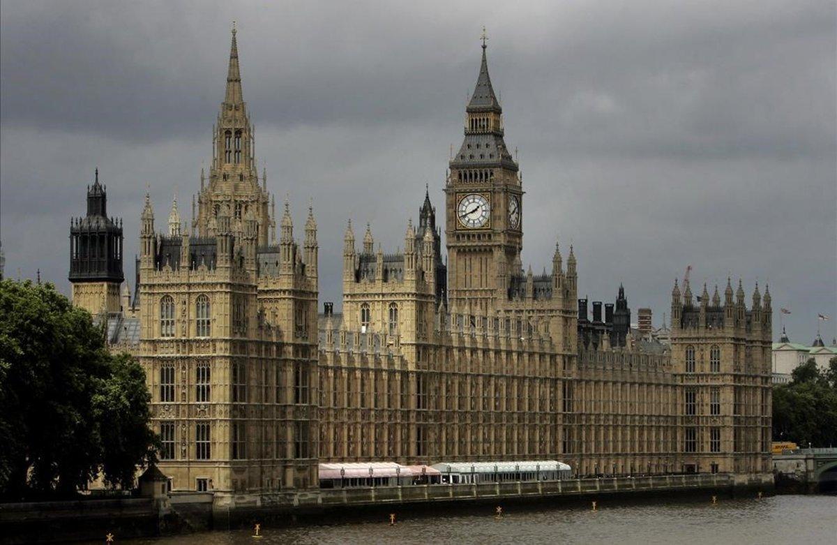 Parlamento británico en el río Támesis en Londres