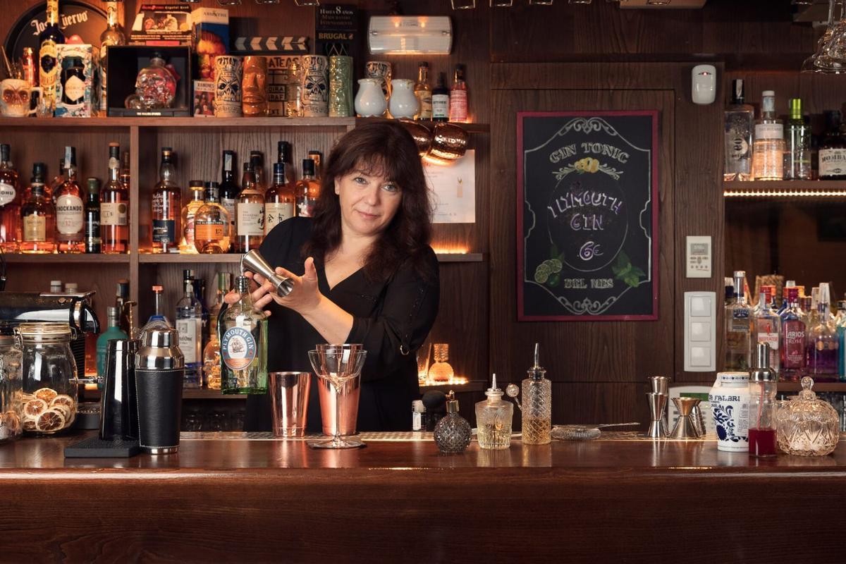 Pilar Fernández, la dueña del Pub Atlántico en Santiago de Compostela, sirviendo algunos de sus famosos cócteles.