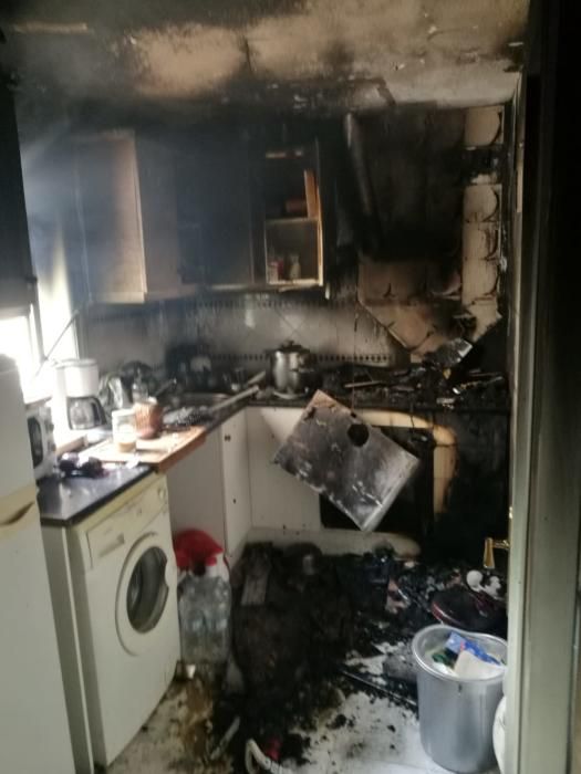 Bomberos, Guardia Civil y Policía Local de Torrevieja han intervenido en la extinción de un incendio y rescate de una persona en un piso de la calle Goleta