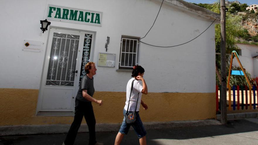 Farmacia de la localidad de Confrides, en una imagen de archivo.