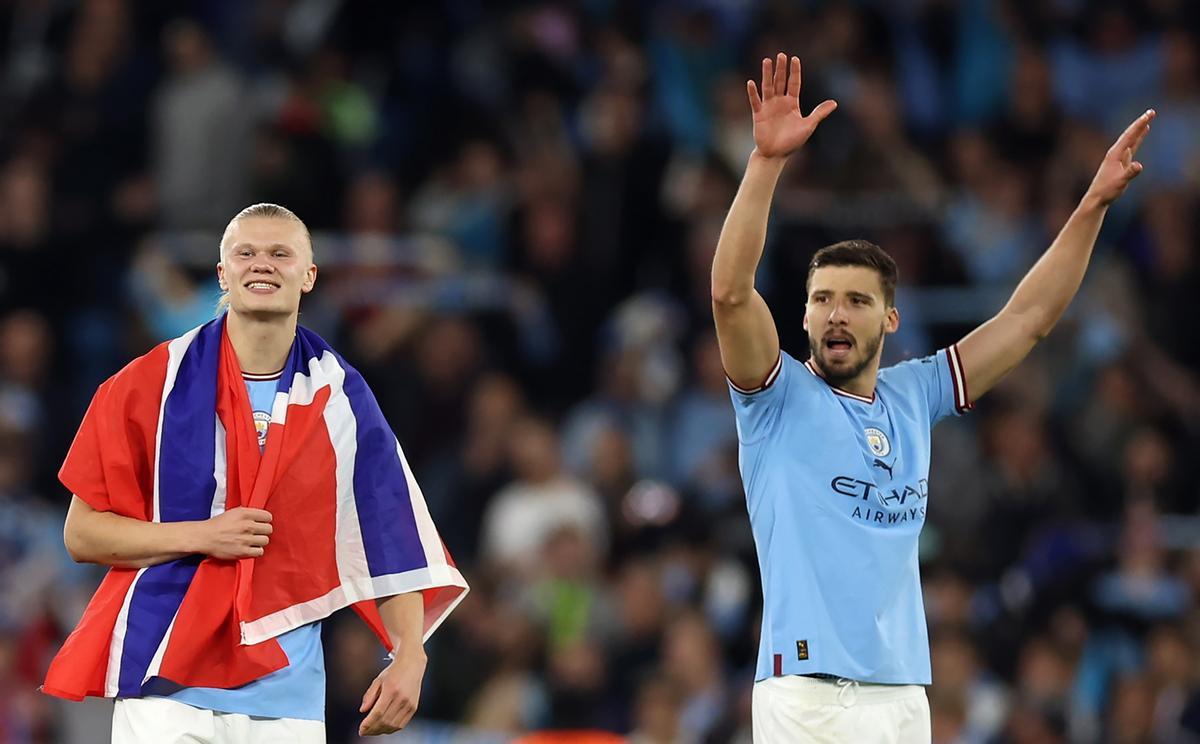 Manchester (United Kingdom), 17/05/2023.- Erling Haaland (L) and Ruben Dias of Manchester City celebrate after winning the UEFA Champions League semi-finals, 2nd leg soccer match between Manchester City and Real Madrid in Manchester, Britain, 17 May 2023. Manchester City won 4-0. (Liga de Campeones, Reino Unido) EFE/EPA/DAVID RAWCLIFFE