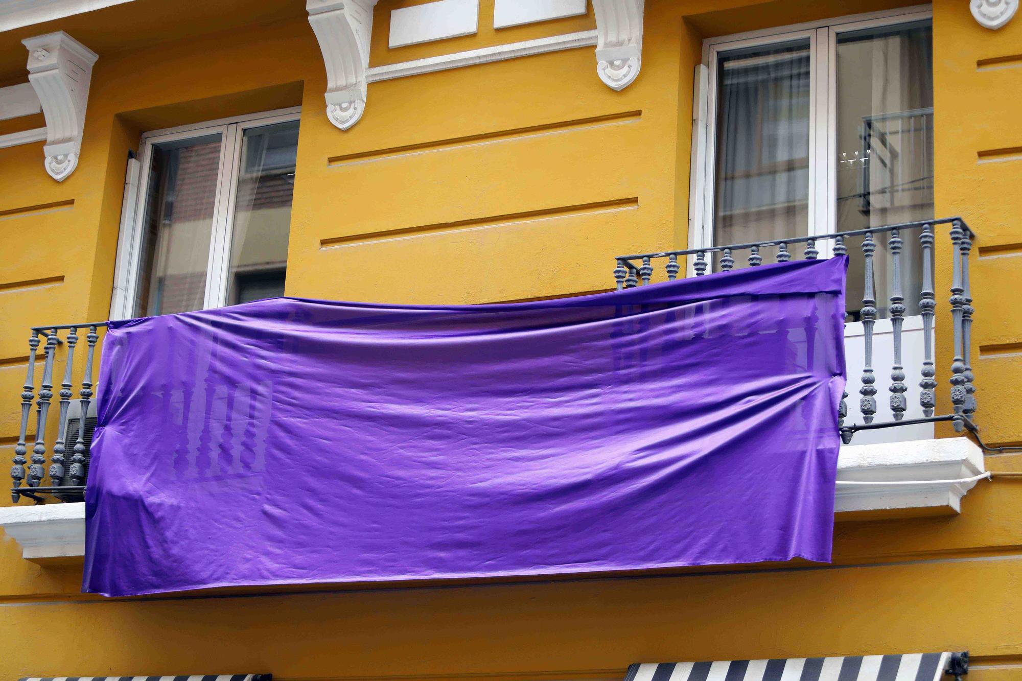 València engalana sus balcones por el 8M