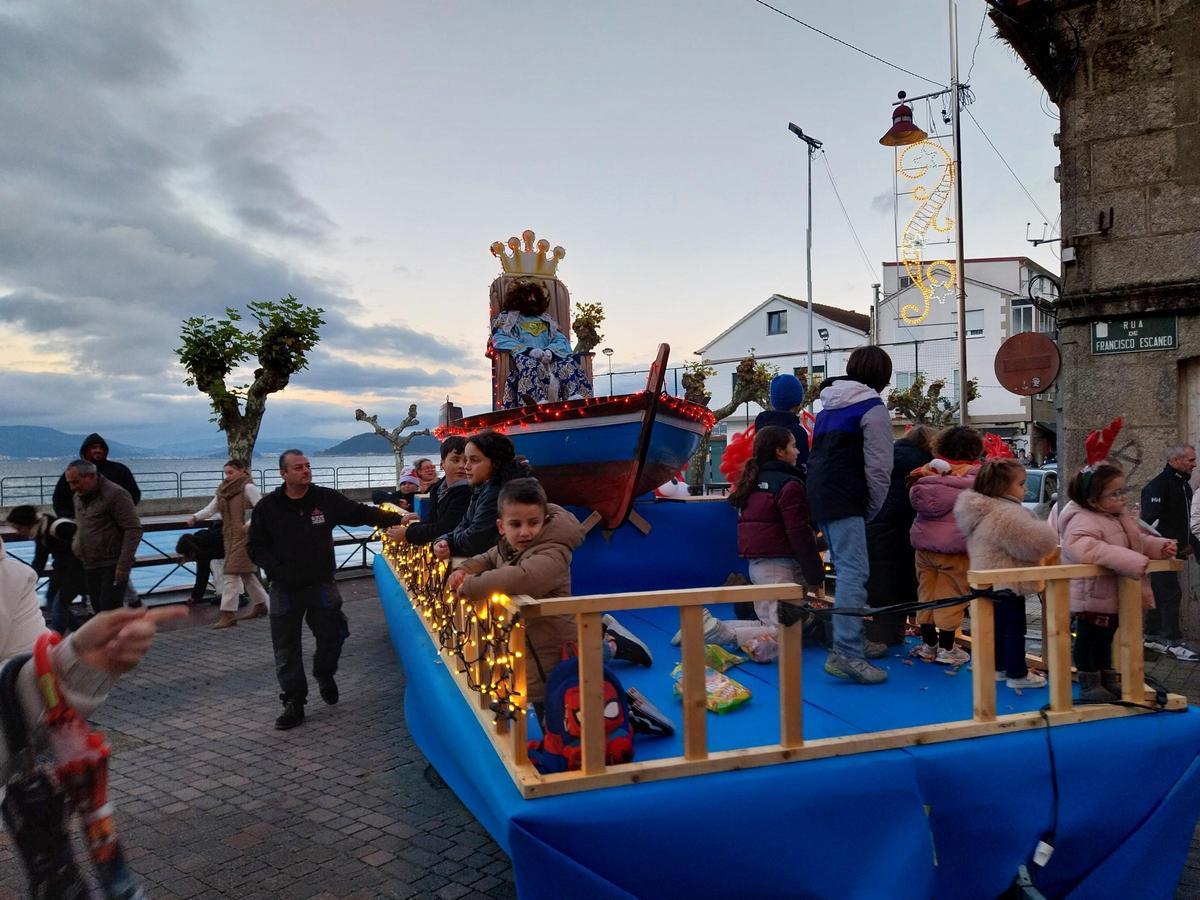 La cabalgata de los Reyes Magos por Bueu a bordo de barcos tradicionales