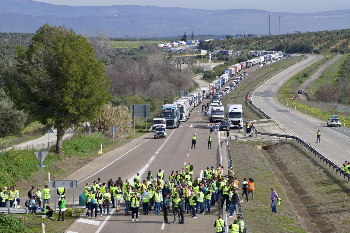 Centenares de agricultores cortan la entrada y salida a Andalucía en la A-4, en Jaén.