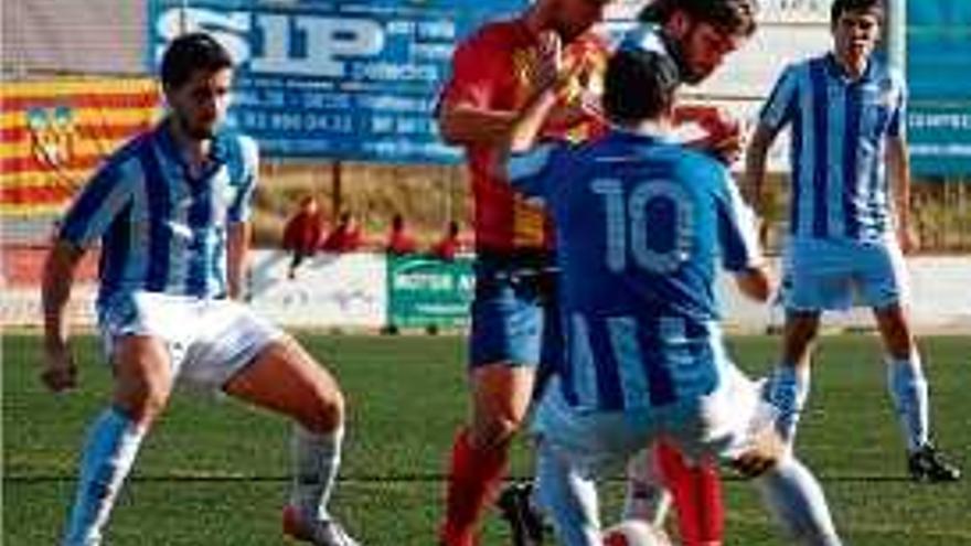 Una acció del partit que va jugar ahir el Figueres al camp del Vilafranca.