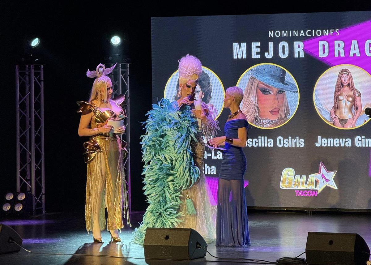 Priscila Osiris, tras recoger el galardón a 'Mejor Artista Drag'.
