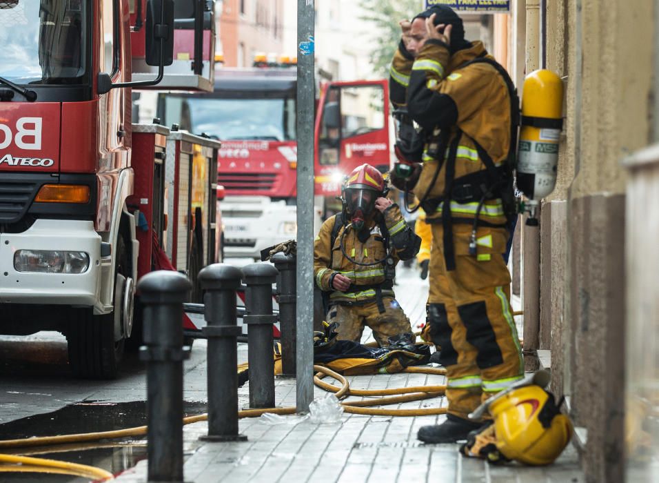 Incendio en un edificio de la calle del Carmen en Sant Joan