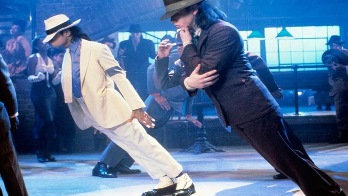 Michael Jackson y uno de sus bailarines, en el famoso paso antigravedad del cantante.