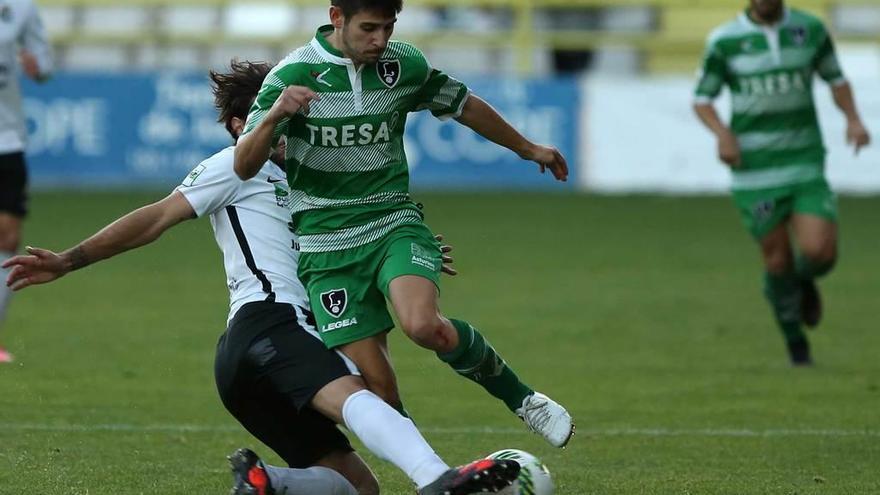 Jandrín intenta superar a un defensa del Burgos en el partido disputado en la primera vuelta en El Plantío.