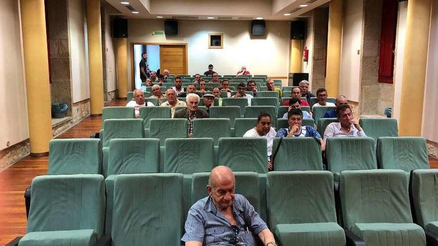 Socios del Verín, ayer minutos antes del comienzo de la asamblea en la casa de la cultura. // FdV