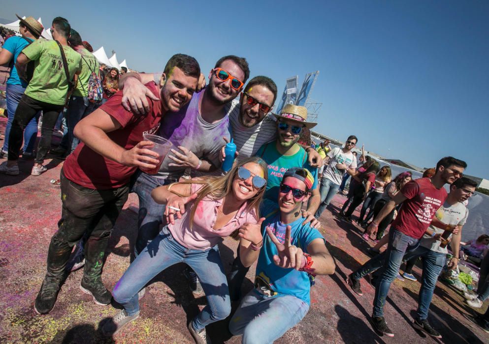 Miles de jóvenes disfrutan en las Paellas de Alicante