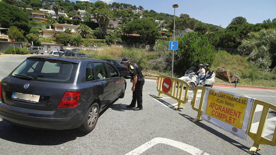 La Policia Local fent girar cua a la gent que volia anar a la Cala Bona el cap de setmana perquè estava complert l&#039;aforament