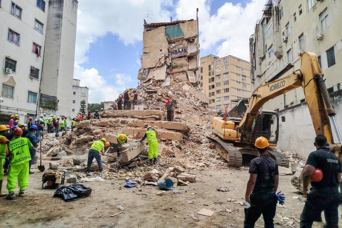 Equipos de rescate trabajan para localizar posibles supervivientes tras el doble seísmo en Venezuela