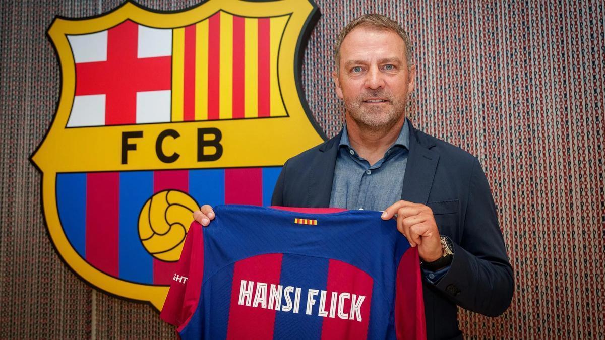 Hansi Flick posa con la camiseta del Barça como nuevo entrenador azulgrana hasta 2026.