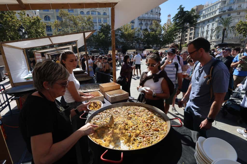 La plaza del Ayuntamiento de València se convierte en un gran restaurante al aire libre con el Tastarròs